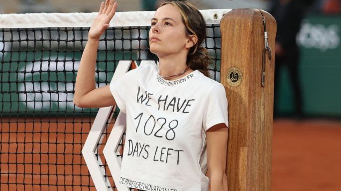 Roland Garros: una activista invadió la cancha y se ató a la red