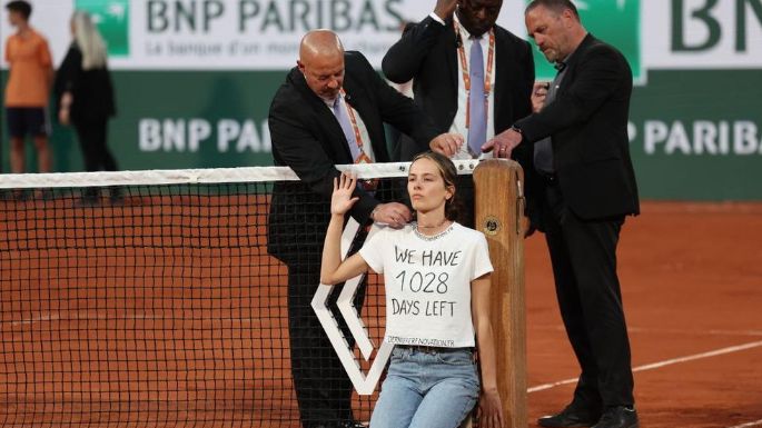 Roland Garros: una activista invadió la cancha y se ató a la red