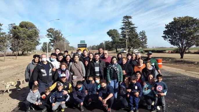 Los vecinos fueron testigos del inicio del asfaltado