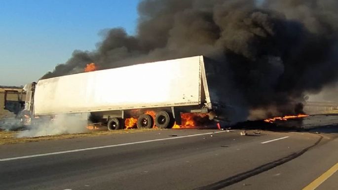Chocaron dos camiones y uno de ellos terminó incendiado