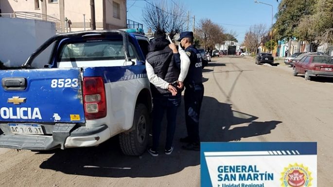 Le robaron a taxista y los detuvieron