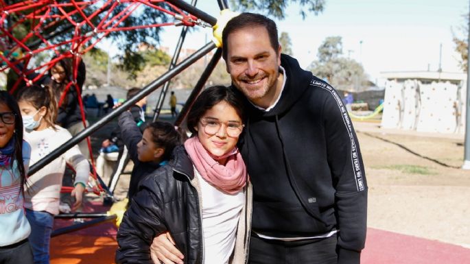 La nueva plaza infantil del Parque Pereira se llenó de niños
