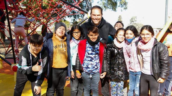 La nueva plaza infantil del Parque Pereira se llenó de niños