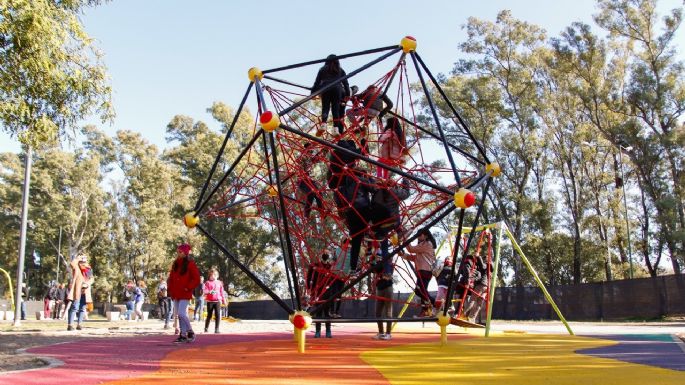 La nueva plaza infantil del Parque Pereira se llenó de niños