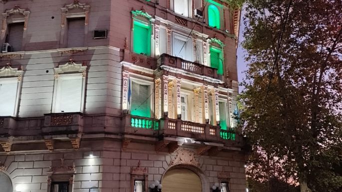 Por el Día Mundial del Medio Ambiente, se iluminaron de verde las dependencias municipales