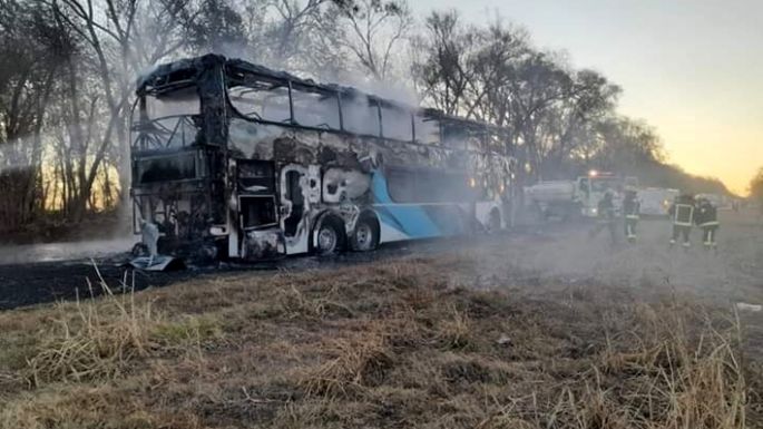 Cinco motociclistas heridos y un colectivo consumido por el fuego