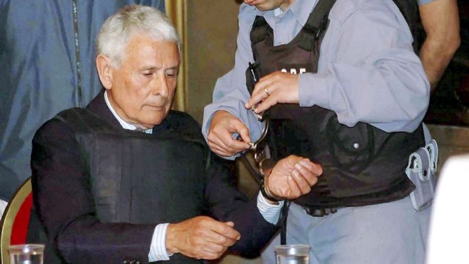 Otorgaron prisión domiciliaria al multicondenado Miguel Etchecolatz y a otros dos represores