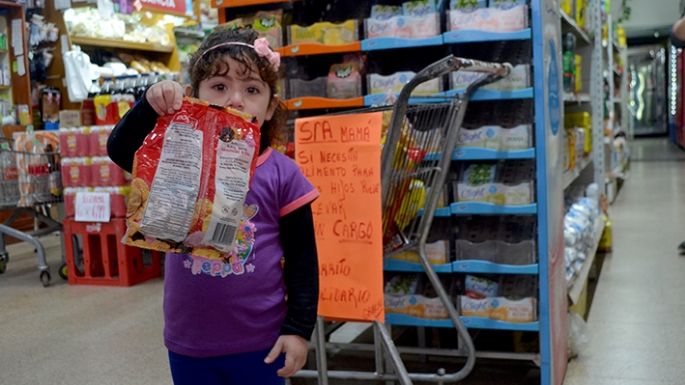 Leche, pan, fideos, azúcar...  “Si necesita, lleve sin cargo”
