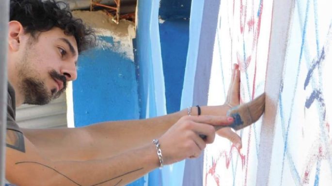 El artista que pinta el mural del Puente Alberdi dictará también un taller