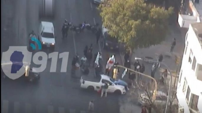Un empleado municipal fue arrastrado por un auto en medio de las protestas