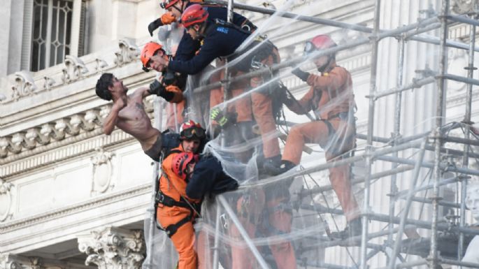 Amplio operativo en el Congreso por un hombre que, alterado, se subió a un andamio en la fachada