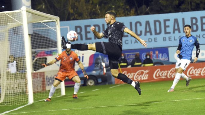 Belgrano le ganó a Almagro y sigue firme en la punta