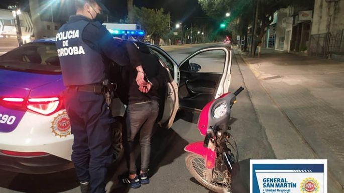 Un joven iba en una moto robada y lo detuvieron