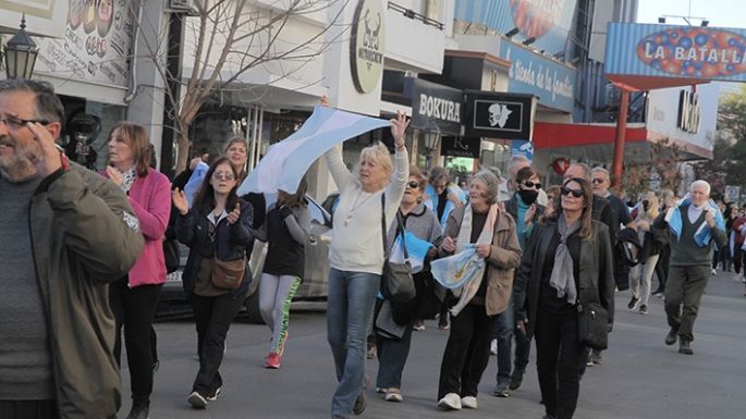 Argentinazo: más de 200 personas se movilizaron en el microcentro