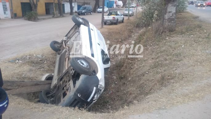 Un vehículo volcó en Avenida Colón