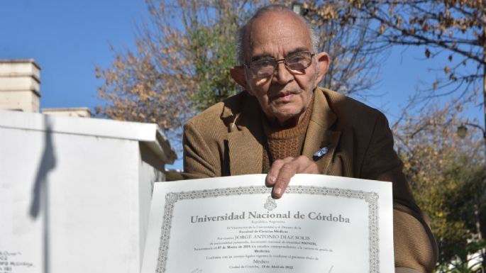 Un hombre de 78 años obtuvo su título de médico