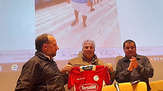 Camiseta firmada por el plantel Pirata para hincha villamariense accidentado