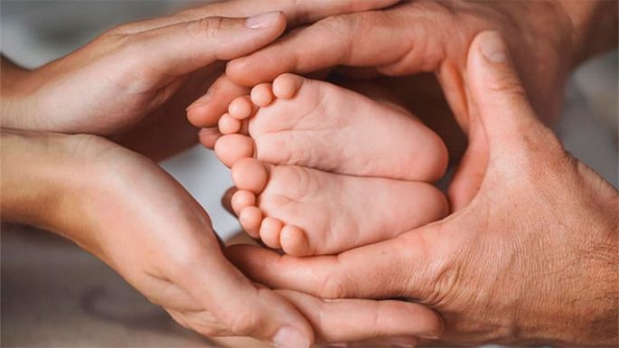 Una jueza ordenó inscribir a un bebé con dos papás y una mamá