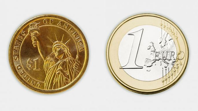 El euro cayó por debajo del dólar por primera vez desde 2002