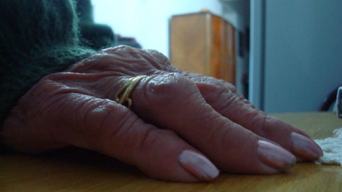 Demanda que se inspeccionen los  geriátricos y deja mensajes al personal