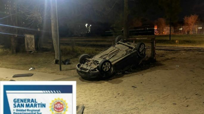 Perdió el control del vehículo y quedó con el auto hacia arriba