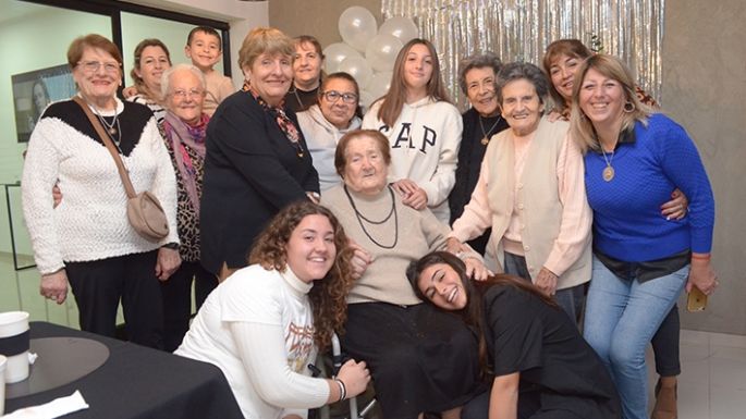 Rodeada de afectos, Rosita festejó sus 101 años