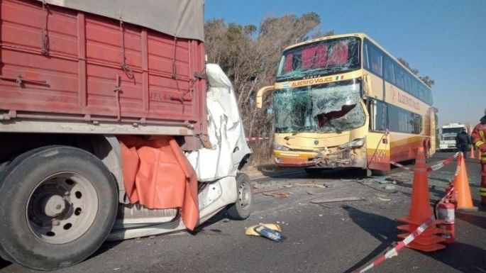 Murió tras chocar contra un camión cerealero y ser embestido por un colectivo