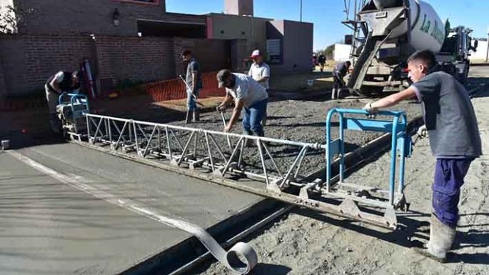 Sigue la pavimentación en barrio Ramón Carillo