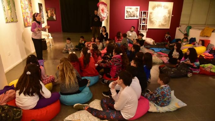 Más de 40 niños y niñas fueron parte de una noche de juegos y pijamada