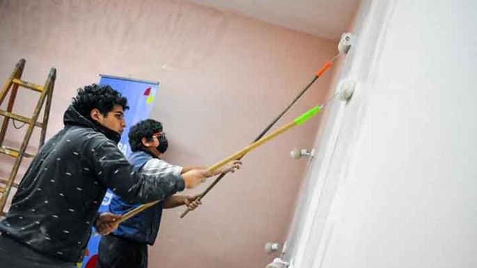 Estudiantes pintan hospital