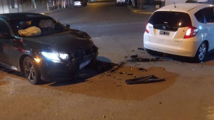 Jóvenes protagonizaron un choque vehicular en barrio Centro