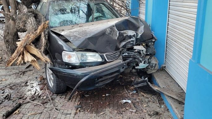 Automovilista alcoholizado perdió el rumbo, chocó un árbol y trepó a la vereda