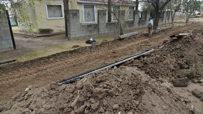 Avanza la construcción de cordón cuneta  en el barrio Mariano Moreno