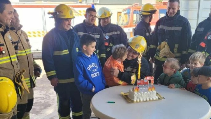 Noble gesto de bomberos con un niño de 5 años