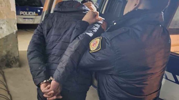 Dos violentos: uno, insultó a su pareja y dañó la vivienda y otro, amenazó a su hijo con un cuchillo