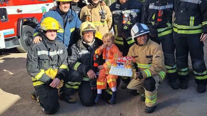 Bomberos hicieron feliz a un pequeño