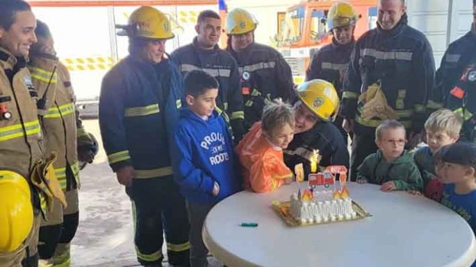 Bomberos hicieron feliz a un pequeño