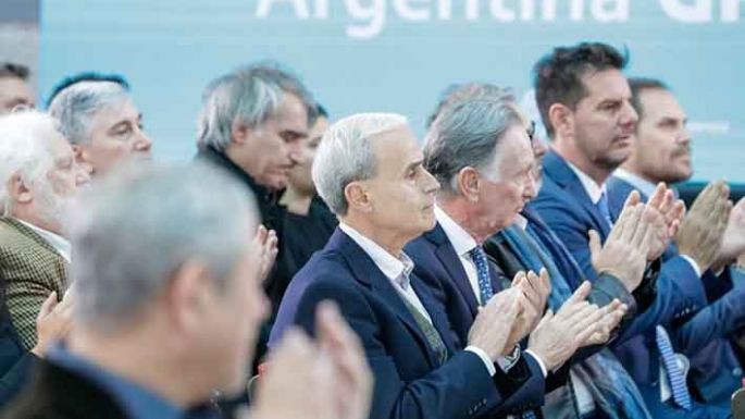 Gill en el lanzamiento de un plan de obras por $837 mil millones