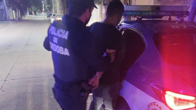 A los puños rompió el vidrio de la puerta de entrada de Me Matan Limón