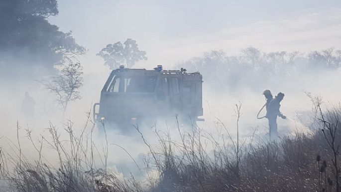 Bomberos sofocaron incendio de pastizales
