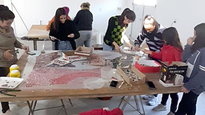 Mujeres se suman a la intervención de la plaza