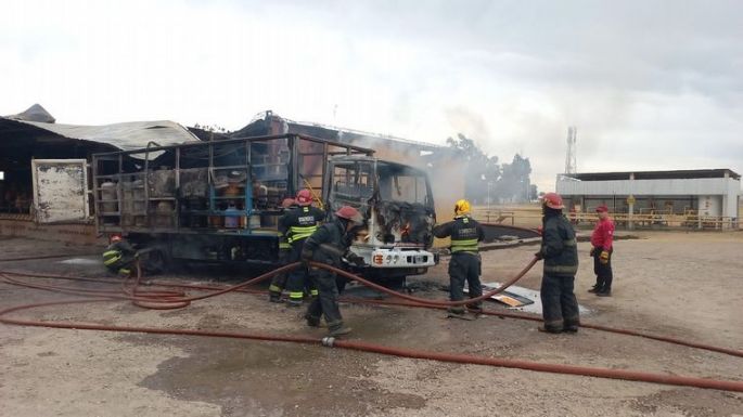 Extinguen un incendio con heridos leves en una planta envasadora de gas