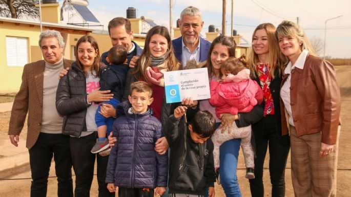 El ministro Ferraresi entregó 49 viviendas terminadas en Morrison