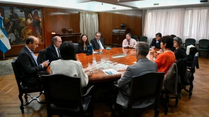 El Gobierno dispuso medidas para frenar la disparada del dólar blue