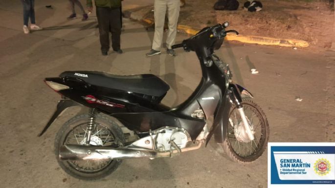 Joven motociclista terminó con lesiones graves tras impactar contra un auto
