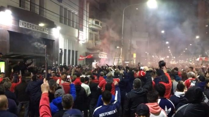 Graves incidentes frente a la sede de Independiente
