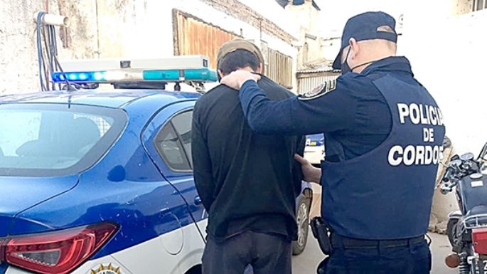 Fue a la casa de la ex, la insultó y fue detenido