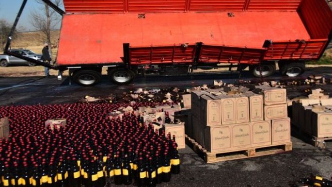 Un camión cargado de vino volcó en la Circunvalación