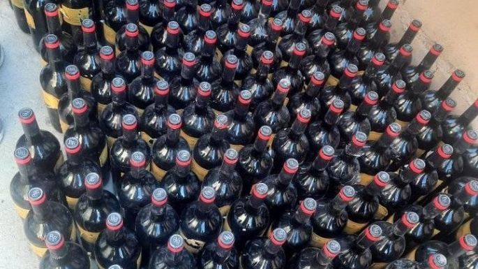 Vecinos se llevaron los vinos del camión volcado