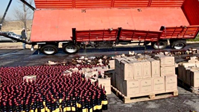 Vuelco de camión y saqueo de la carga